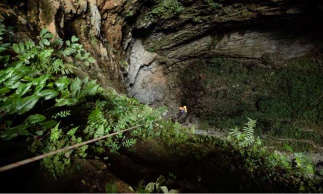 Chuyên gia đoàn khảo sát tụt xuống hang động có độ sâu 130 m. Ảnh: Đoàn khảo sát cung cấp.